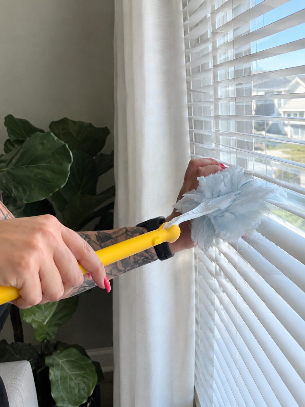 Harford 5 Star Cleaning technician dusting window blinds